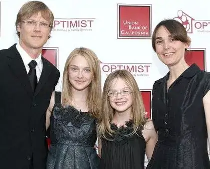 Dakota Fanning Parents & Sister celebzbiography.com
