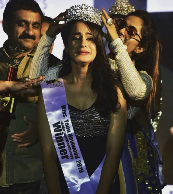 Ayeshaakhan_official While Receiving the Title of Miss. Teen Naviwood 2019